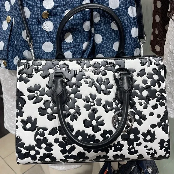 Michael Kors Sheila Medium Sequined Floral Print CZ Satchel
Black
NWT - Picture 13 of 16